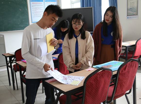 员工评委认真评审作品