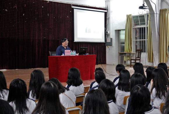 2.张经理正在给新生进行入学教育