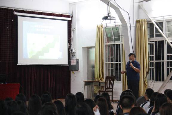 3.张旭东经理正在给新生进行入学教育