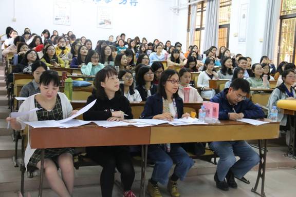 评委老师和观众们耐心观看比赛