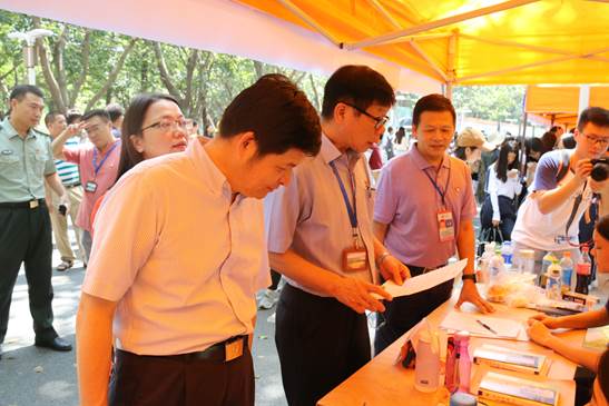 1校领导视察公司新生入学情况