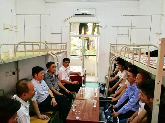 2校领导慰问新疆员工2