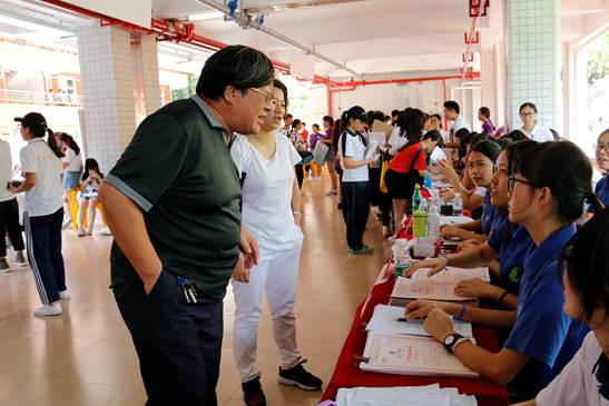 3张经理询问志愿者工作