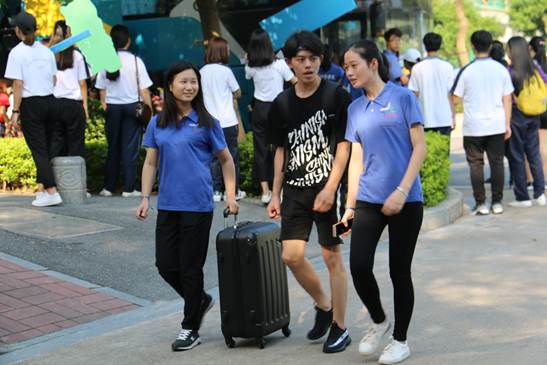 6志愿者带领新生办理入学手续