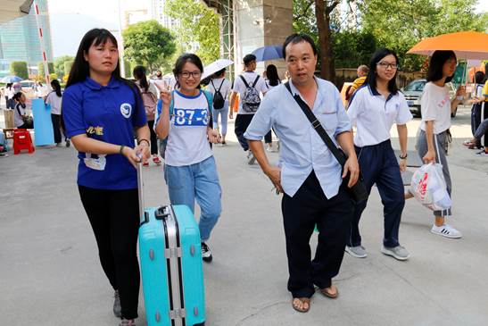 7志愿者带领新生办理手续