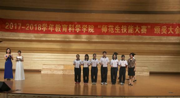 6公司党委委员沈钦萍为获奖员工颁奖2