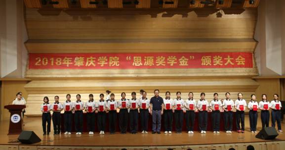 7、校团委副书记陈前老师为综合测评全班排名第一的员工颁奖2