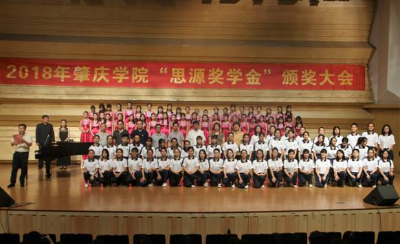 10、领导、嘉宾及获奖同学及演员合影留念