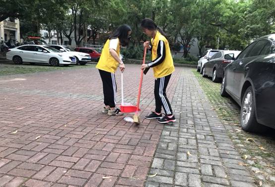 同学们对地面进行清扫