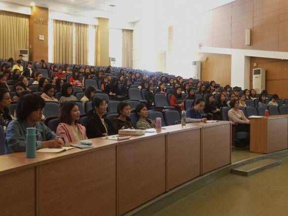 师范生认真听李伟聪老师讲解