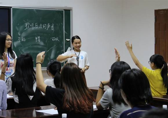 参赛选手与模拟员工互动