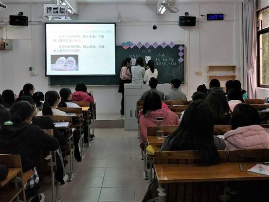 参赛选手与模拟员工互动