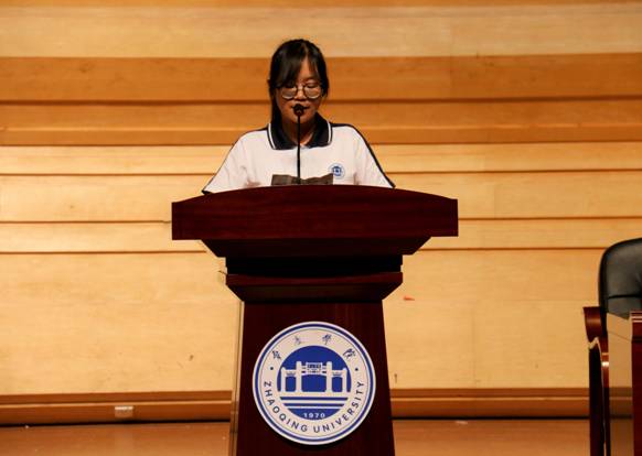 员工代表宣读《安全文明承诺书》