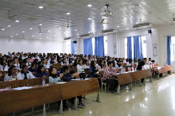 同学们专心听讲座